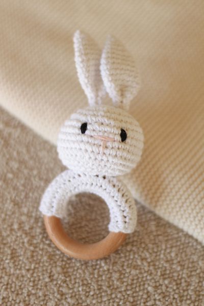 Hovedbilde Heklet rangle - hvit kanin