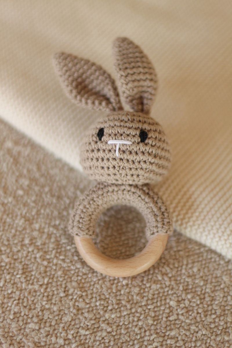 Heklet rangle - beige kanin