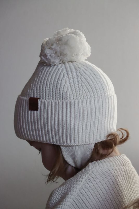 New Knit lue med knyting og dusk - cream