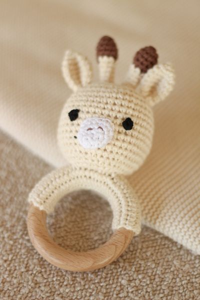 Hovedbilde Heklet rangle - beige sjiraff