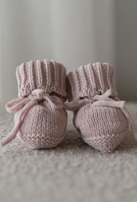 Knit frill babytøfler - pink mist